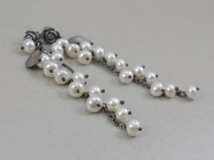 Chileart biżuteria autorska kolczyki perły naturalne sztyfty róże piórka długie łańcuszki